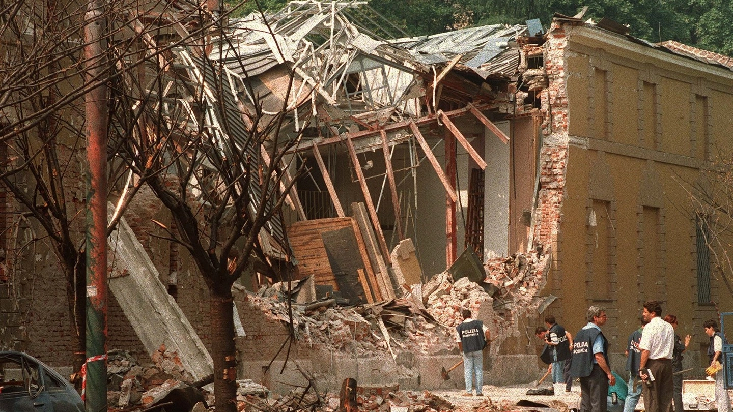 Un' immagine d' archivio dell'attentato a via Palestro a Milano, il 27 luglio 1993