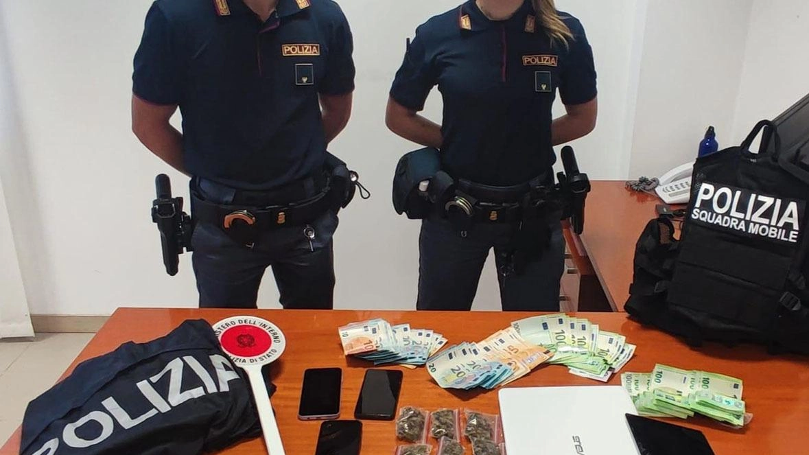 Lo spaccio sui social. Chat e nomi in codice. Il trafficante ingordo: : "Voglio 100mila euro" Lo spaccio sui social. Chat e nomi in codice. Il trafficante ingordo: : "Voglio 100mila euro"