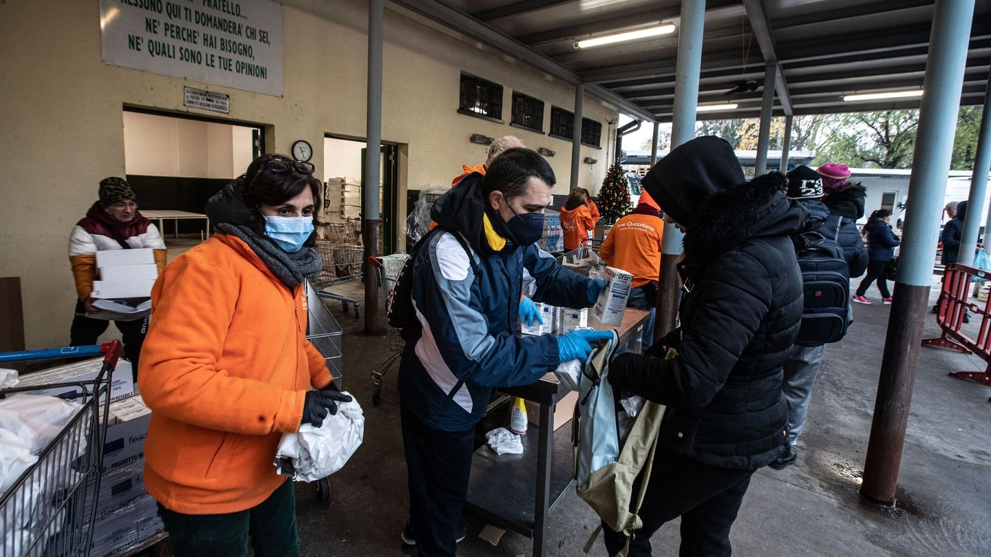 I volontari di Pane Quotidiano distribuiscono alimenti in viale Toscana