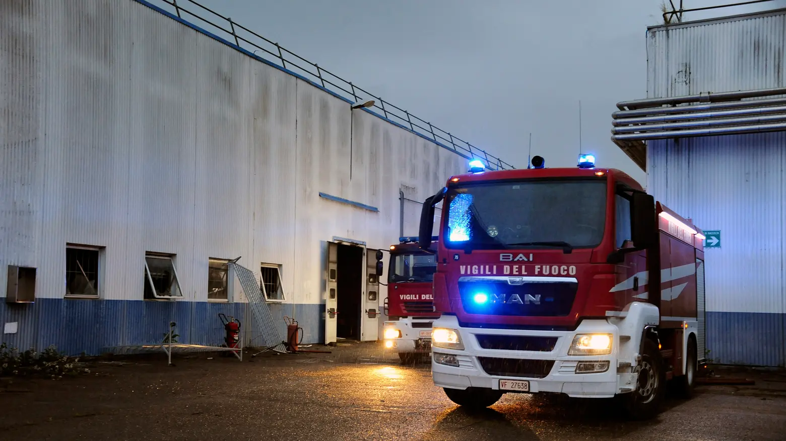 Gaggiano, l'incendio nella ex Safosa e l'intervento dei vigili del fuoco