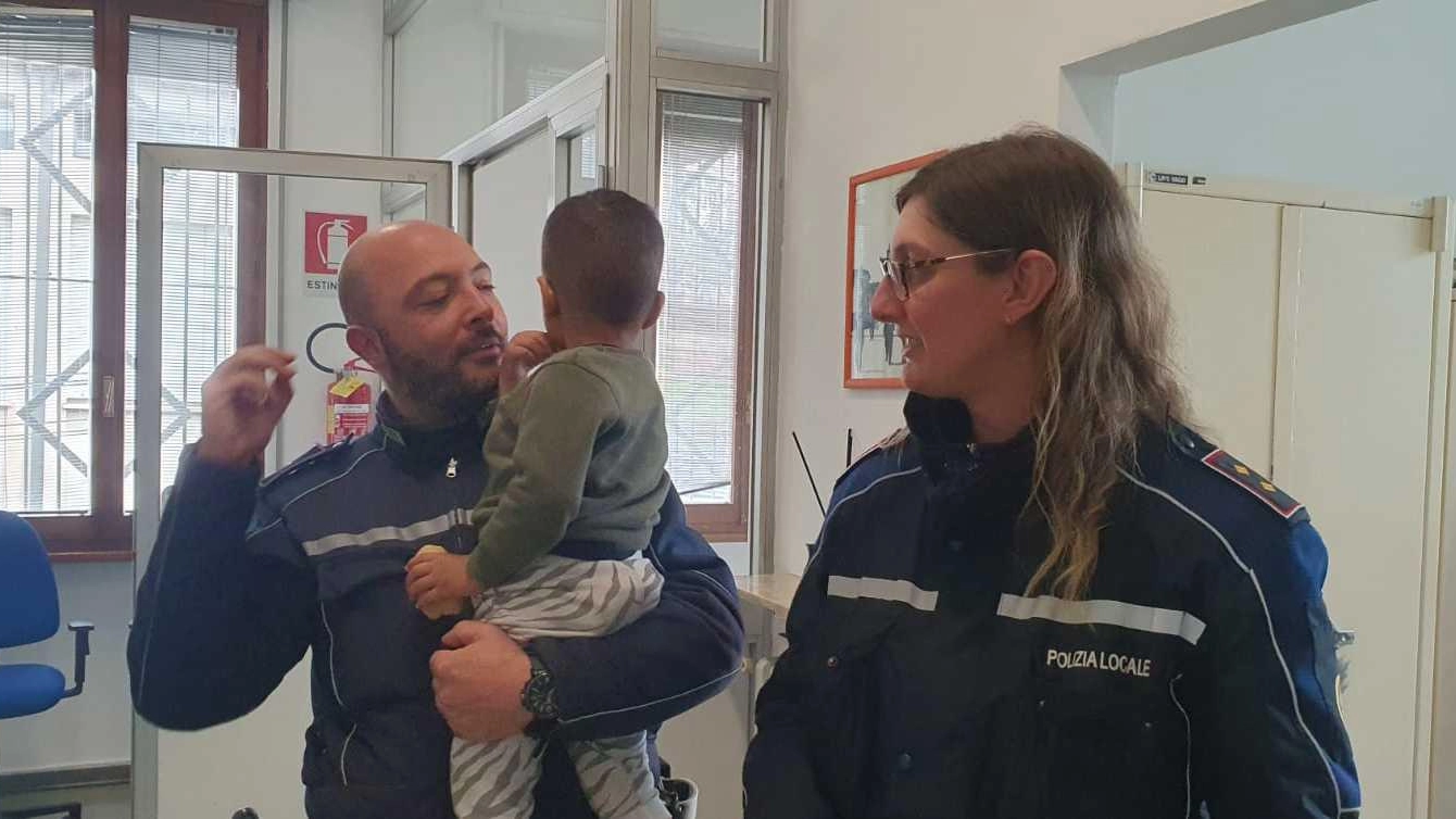 Passante provvidenziale Bimbo solo in strada: salvato Passante provvidenziale Bimbo solo in strada: salvato