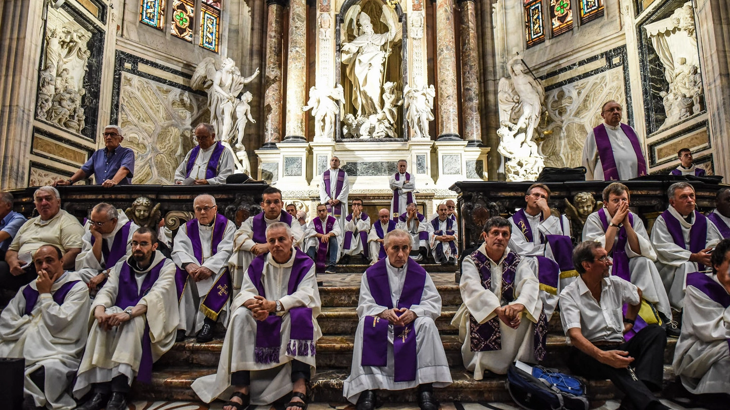 Sacerdoti in Duomo al funerale