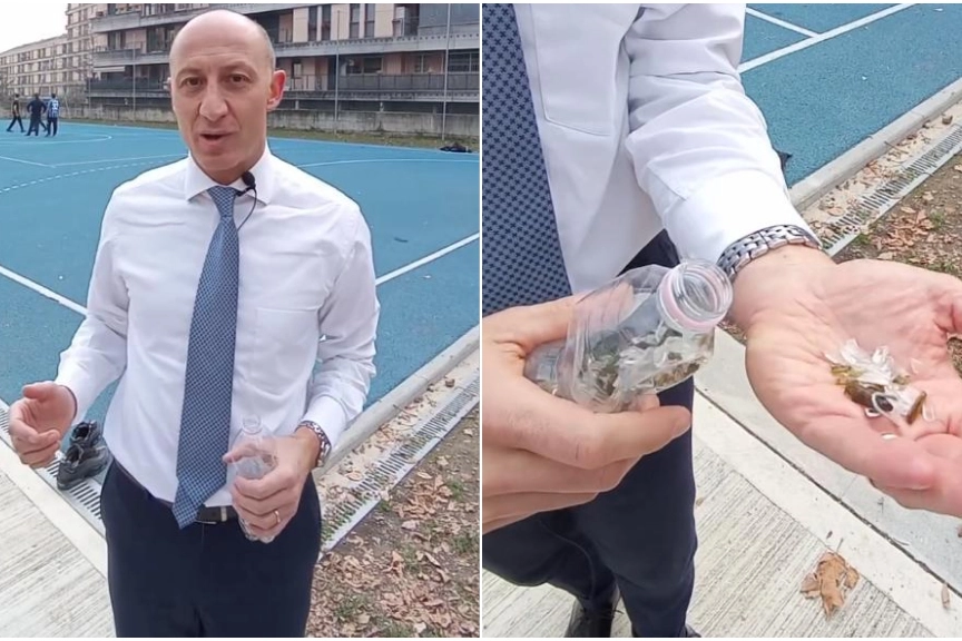 Il sindaco Mauro Gattinoni mostra i cocci di vetro