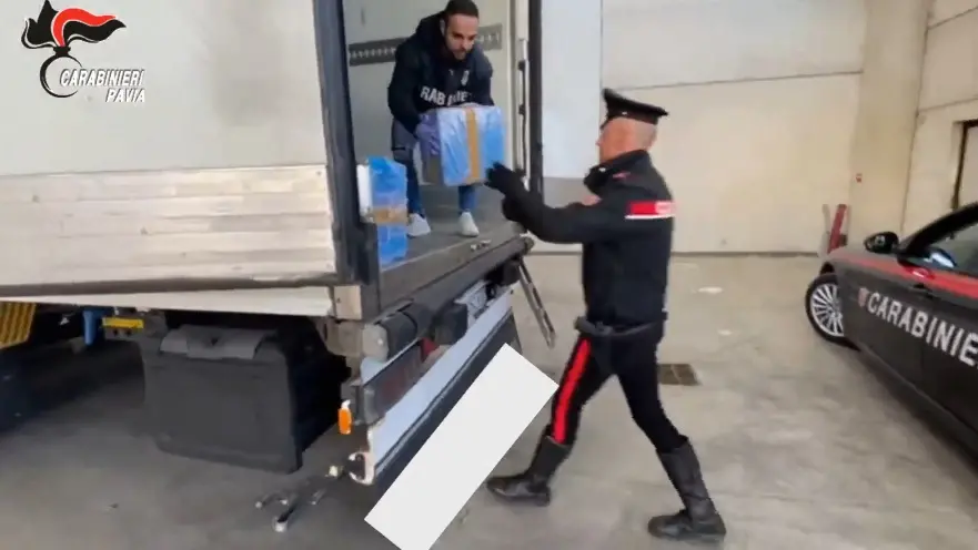 Gli uomini arrestati dai carabinieri stavano caricando la droga su tre auto Gli uomini arrestati dai carabinieri stavano caricando la droga su tre auto