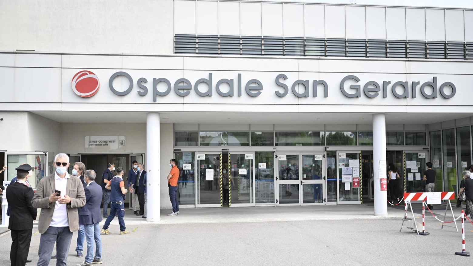 L'ingresso dell'ospedale San Gerardo raggiunto dai due gemellini L'ingresso dell'ospedale San Gerardo raggiunto dai due gemellini