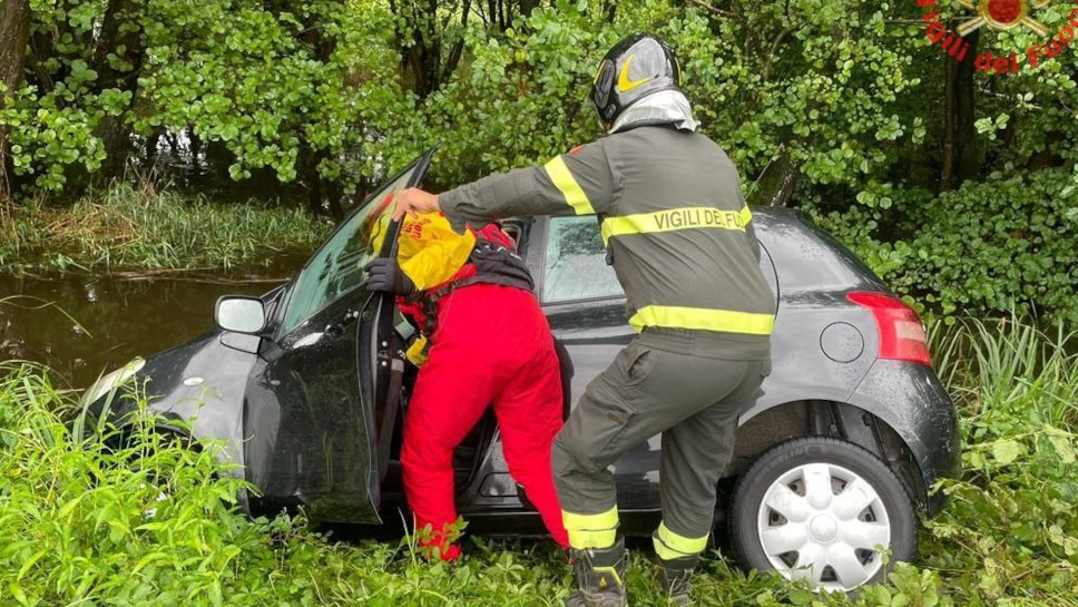 I vigili del fuoco prestano soccorso alla ragazza I vigili del fuoco prestano soccorso alla ragazza