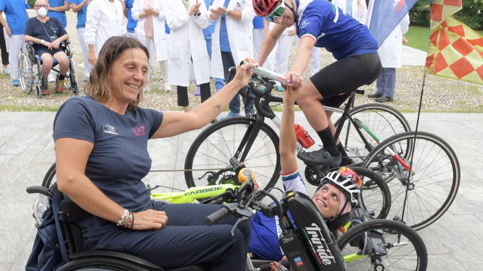 Tappa in città per la staffetta ideata da Zanardi