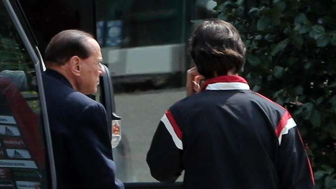 Berlusconi con mister Inzaghi durante una visita alla squadra (Ansa)