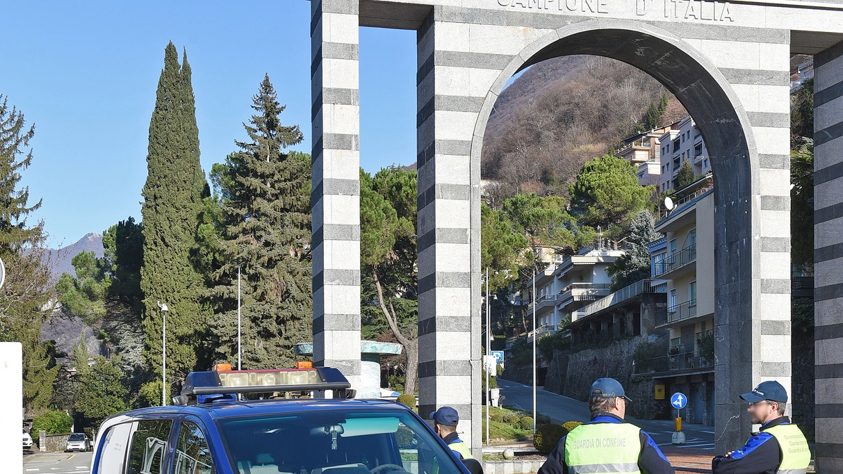 I controlli delle guardie di confine con l’ingresso di Campione nell’area dell’Ue
