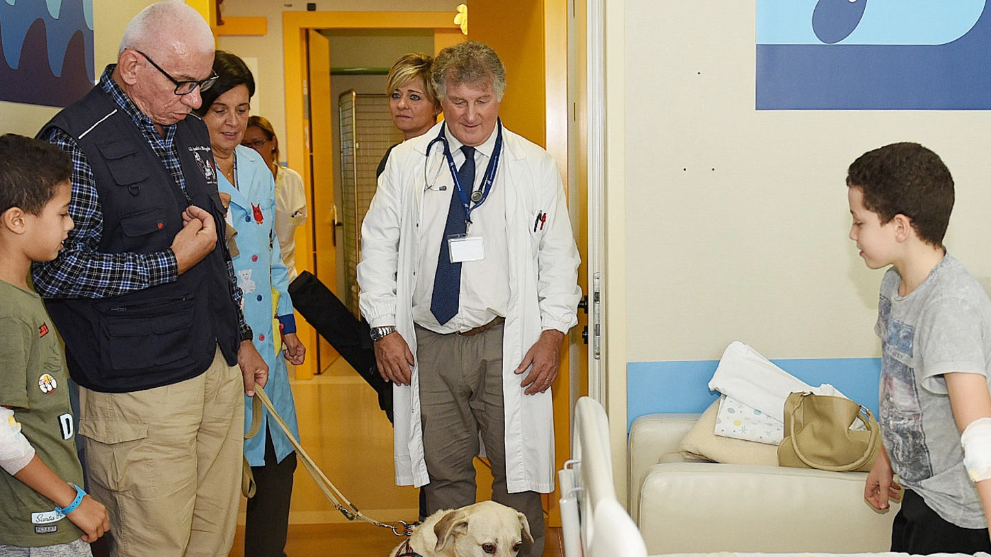 La cagnolina Janet incontra i piccoli pazienti