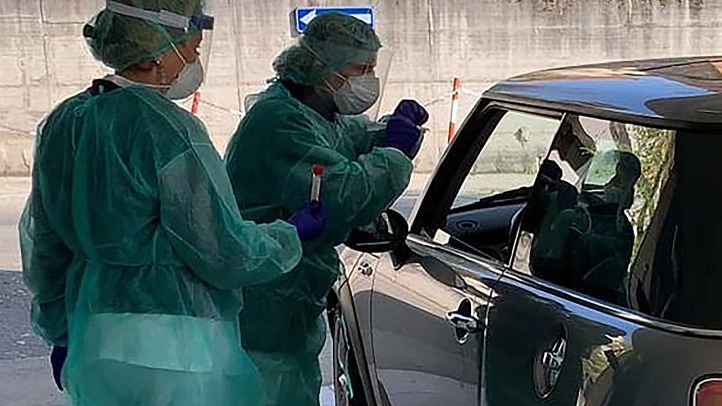 Il personale sanitario effettua i tamponi ai pazienti arrivati in ospedale in auto