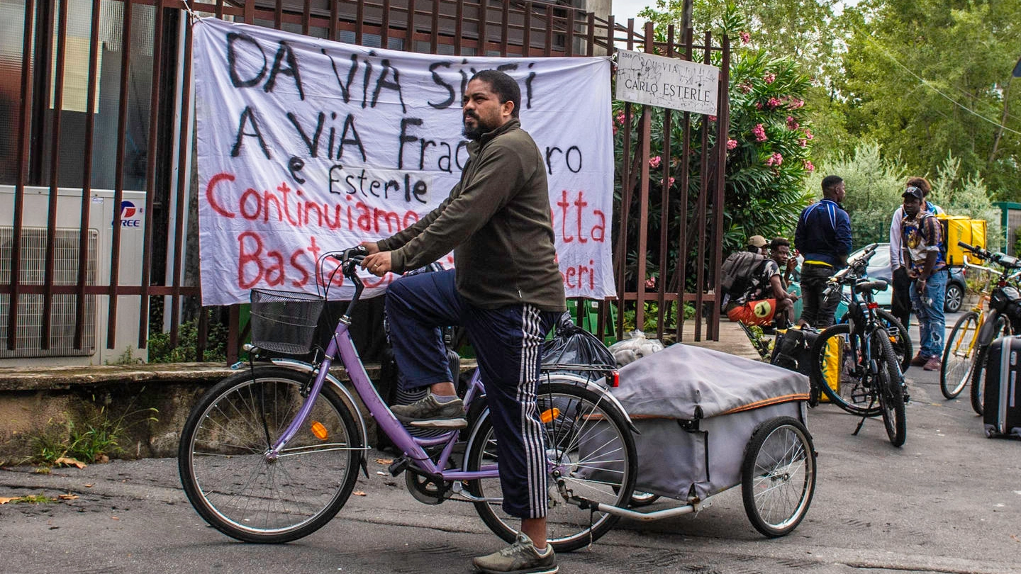 Lo sgombero di via Esterle, dove sorgerà la prima moschea ufficiale di Milano