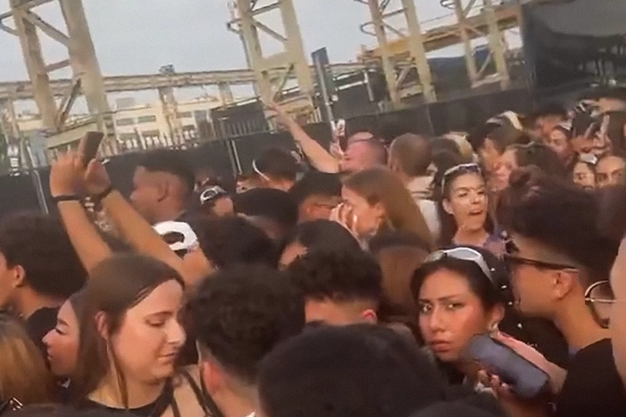 Carroponte, concerto di Rauw Alejandro rinviato all’ultimo: fan in protesta contro gli organizzatori