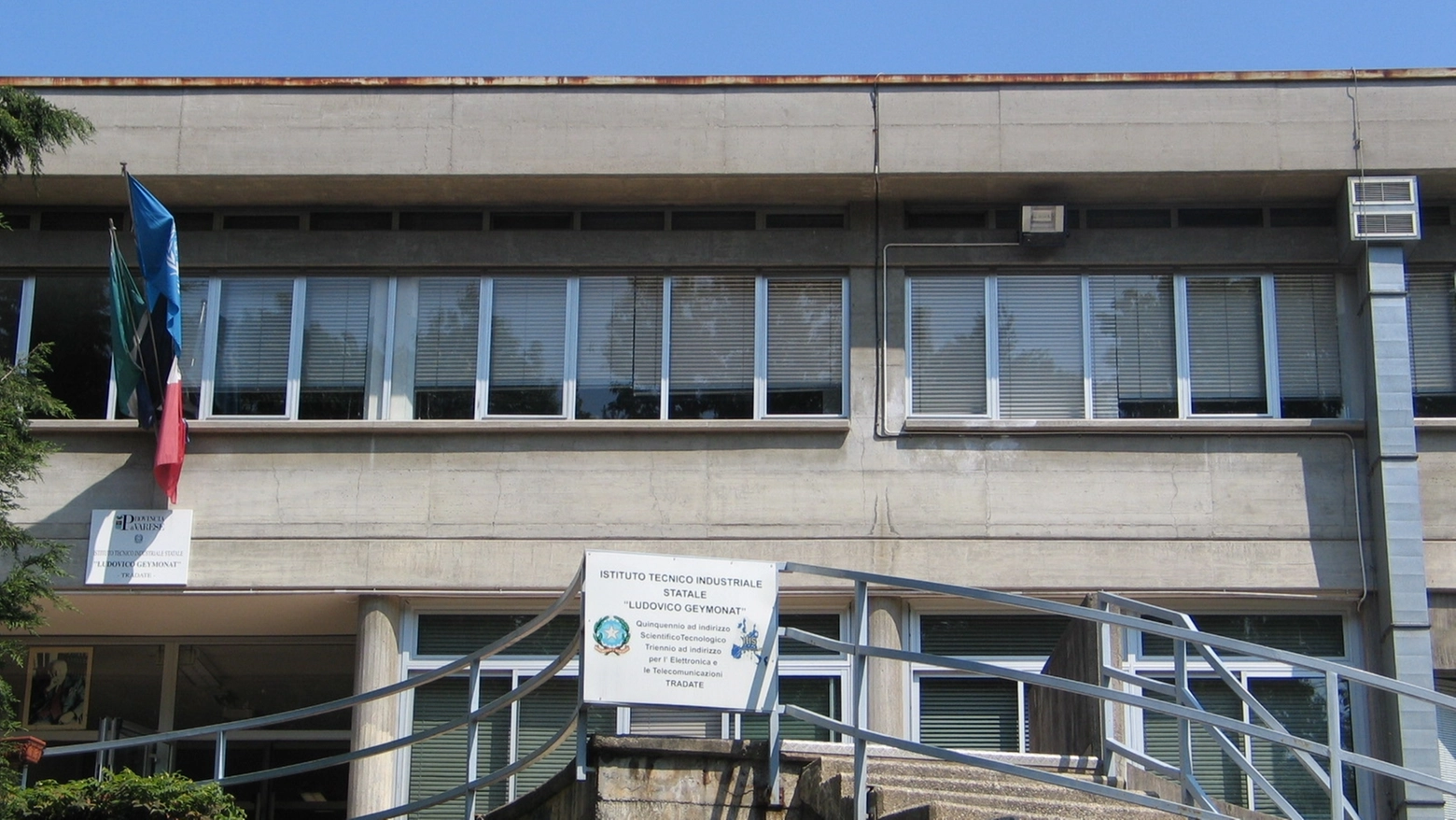 Insieme a genitori e insegnanti, le comunità scolastiche di Tradate hanno fatto appello al ministro dell’Istruzione: “Mandata a casa senza il minimo riguardo nei confronti della sua persona”