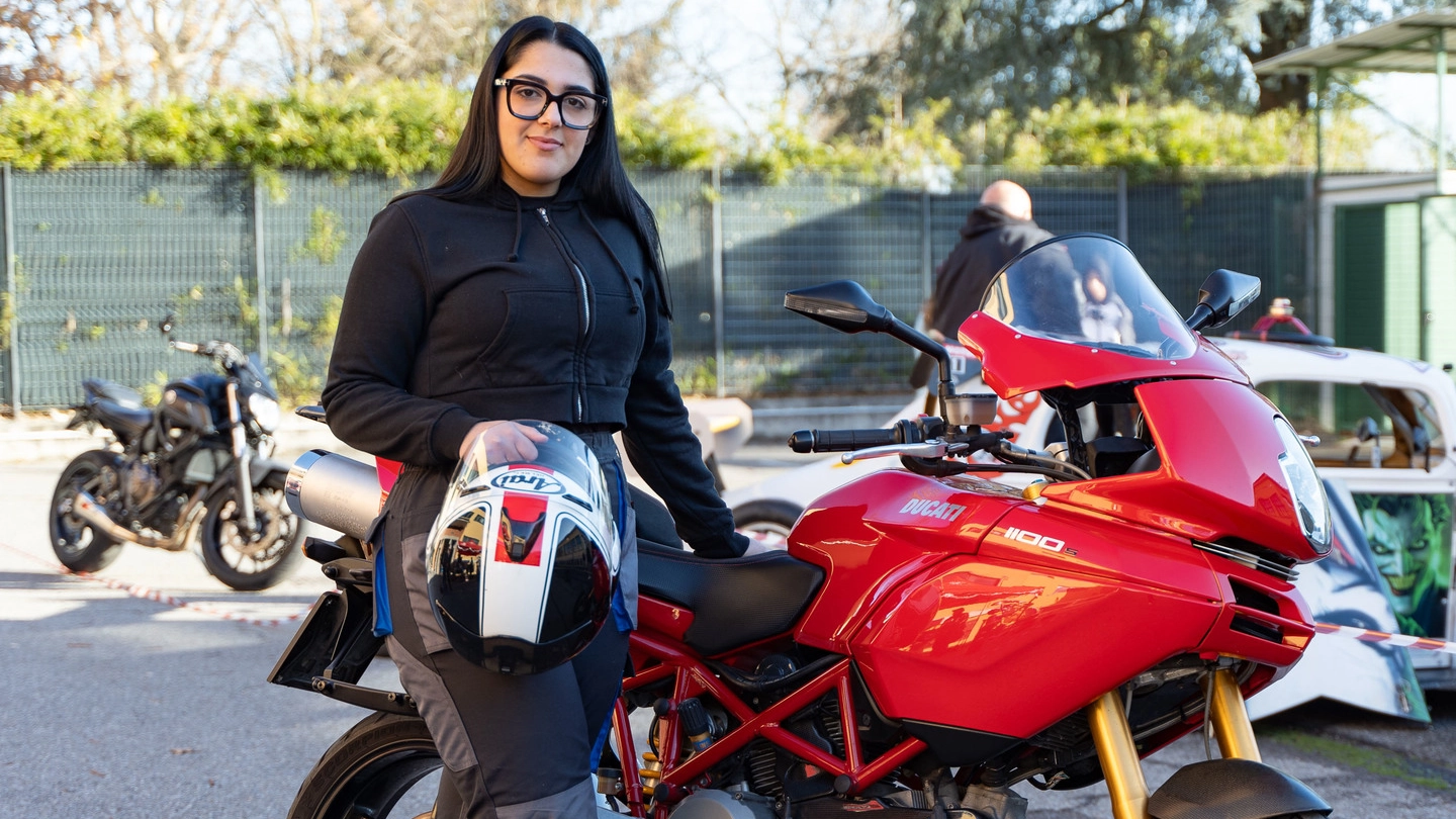 Camilla Bertotti accanto a una moto
