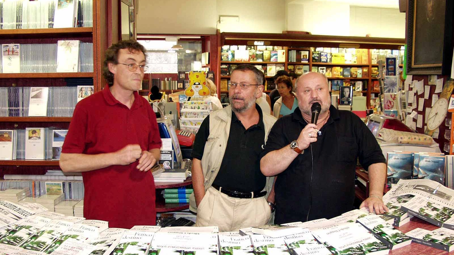 Fabio Aldeghi (a destra), insieme a due artisti lecchesi: il vignettista Alfredo Chiappori