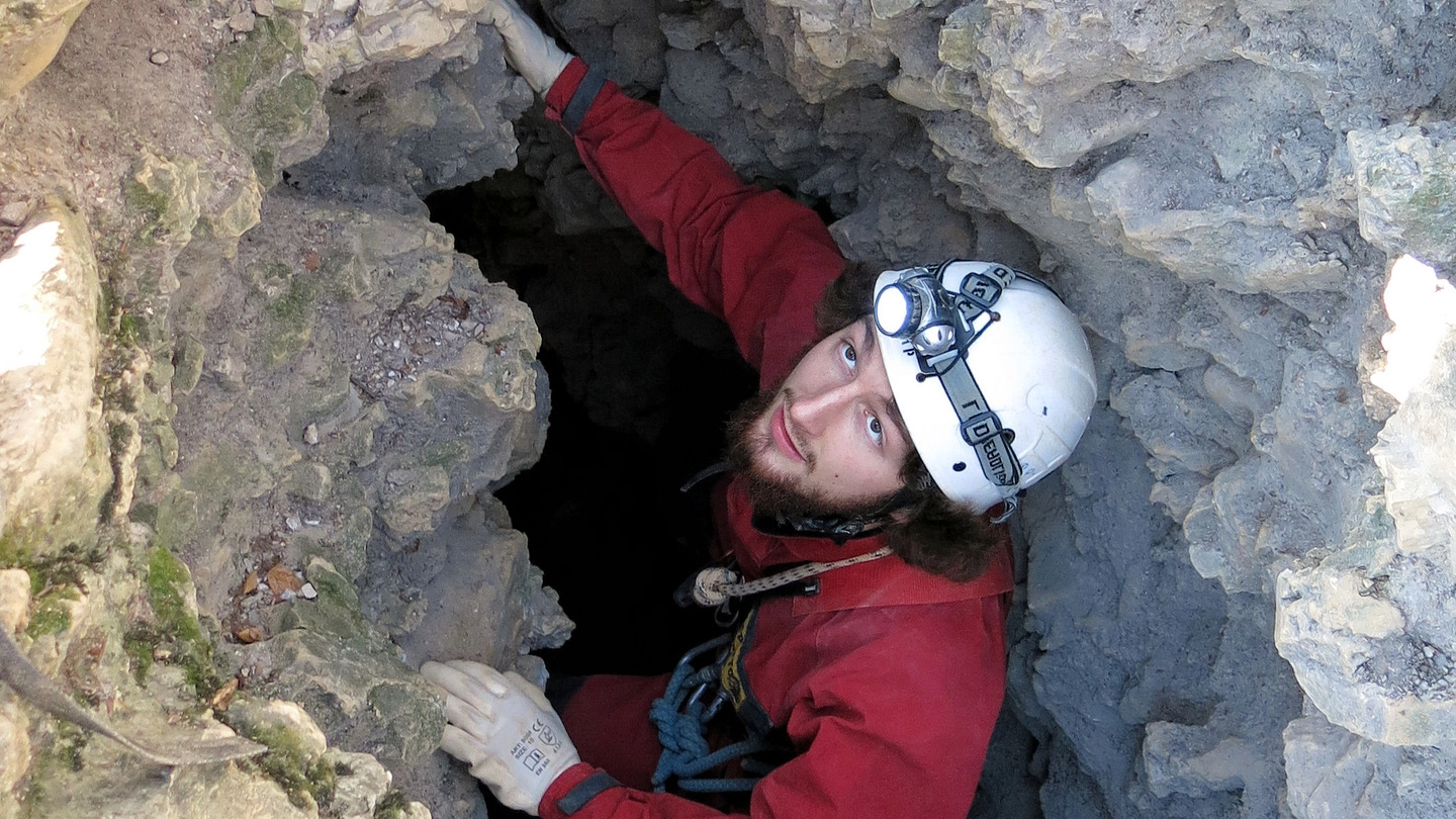 Uno speleologo del Cai si cala all’interno della grotta