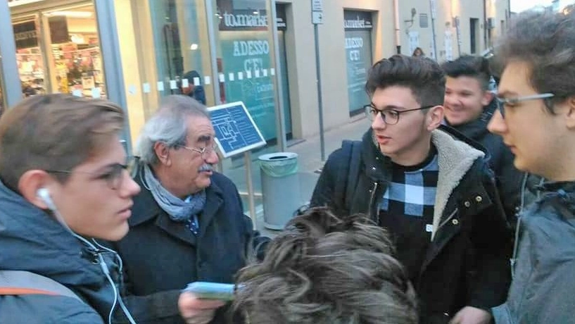 Il consigliere regionale Pd Giuseppe Villani a colloquio con alcuni  giovani pendolari (Torres)