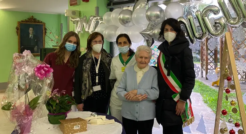 Lecco, la volontaria Alba Rossi festeggia 100 anni nella 'sua' casa di riposo