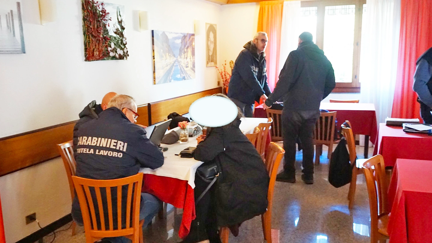 I carabinieri durante l’ispezione alla struttura alberghiera del Comasco
