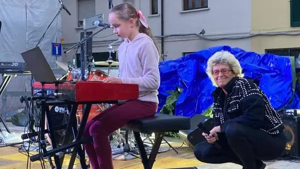 La piccola Amelie con l’insegnante di musica Rita Bacchilega La piccola Amelie con l’insegnante di musica Rita Bacchilega