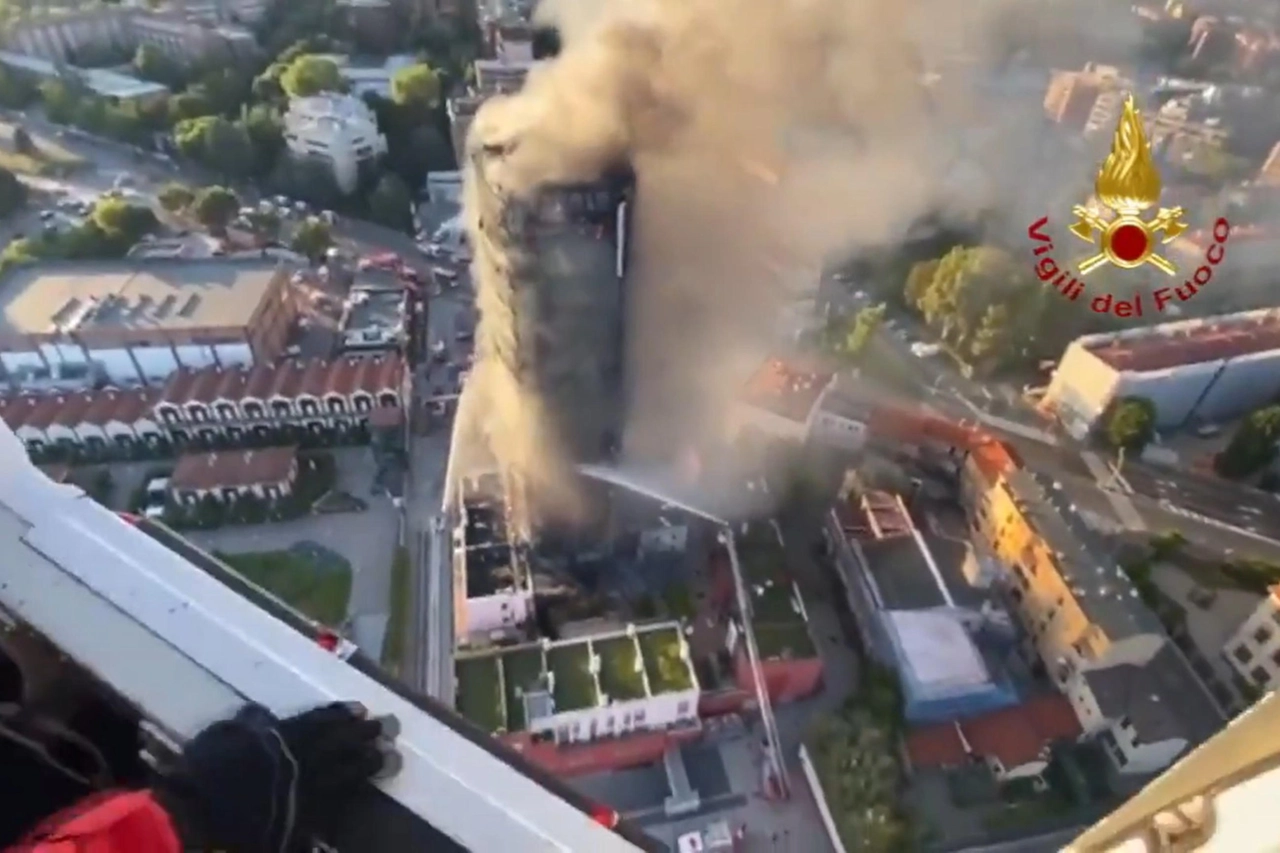 Il grattacielo divorato dalle fiamme