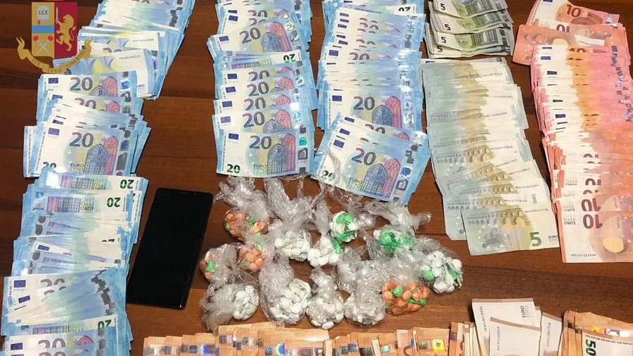 Droga e soldi sequestrati (foto Polizia) Droga e soldi sequestrati (foto Polizia)