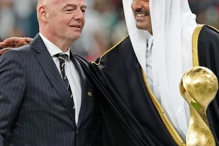 L’emiro del Qatar, Tamim Al Thani, con il presidente della Fifa, Gianni Infantino
