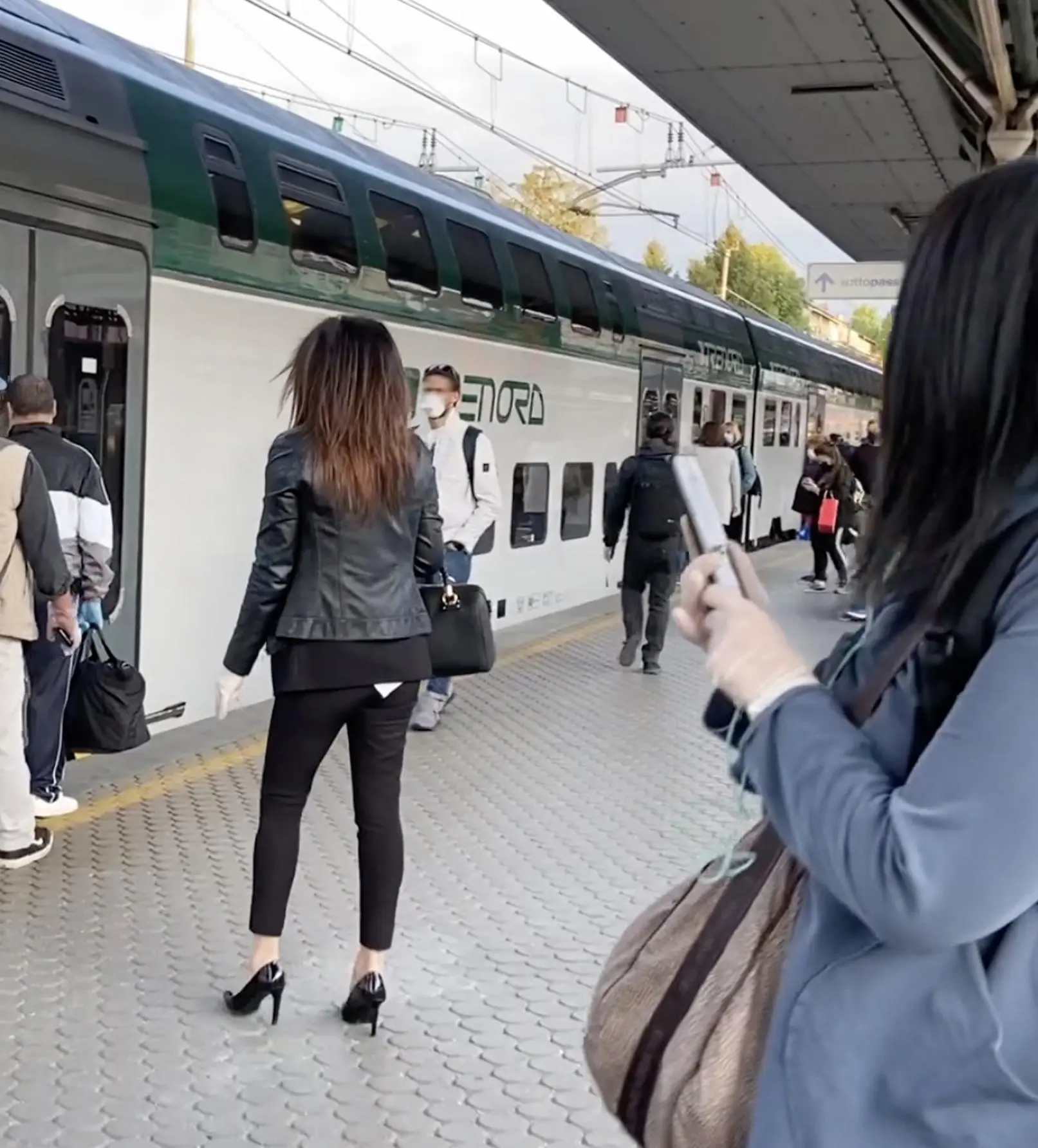 Paura in treno, un pugno in faccia: giovane rapinato di portafogli e cellulare