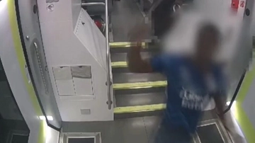 Olgiate, rapinatori col machete in treno: passeggeri in ostaggio. “Nessuna tolleranza”