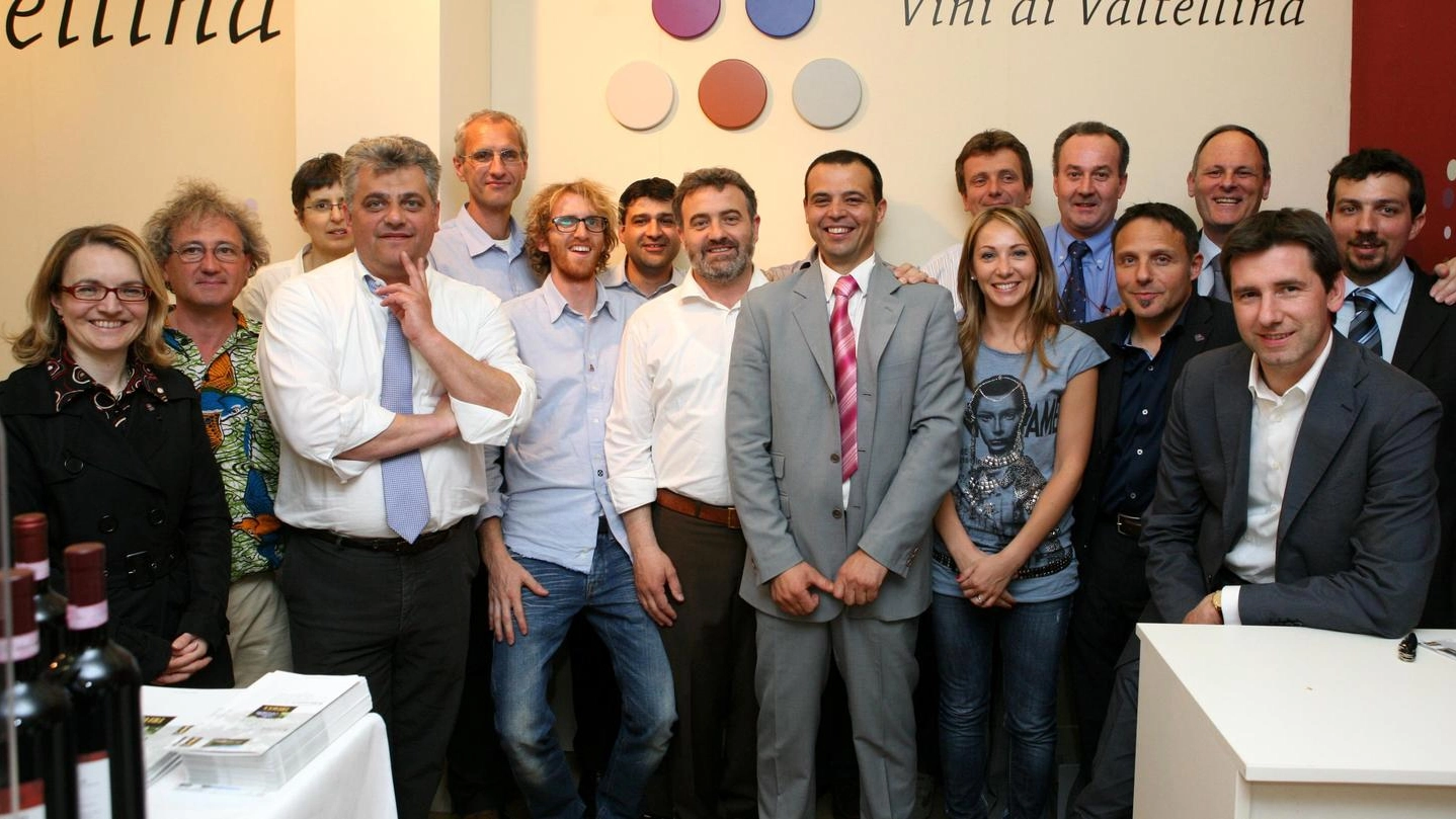 IMPRENDITORI Il gruppo dei vigneron valtellinesi. Al centro il numero uno  del Consorzio tutela vini di Valtellina Mamete Prevostini, cantina a Mese e Postalesio. È tempo di bilanci per i produttori di vino Nebbiolo della provincia 