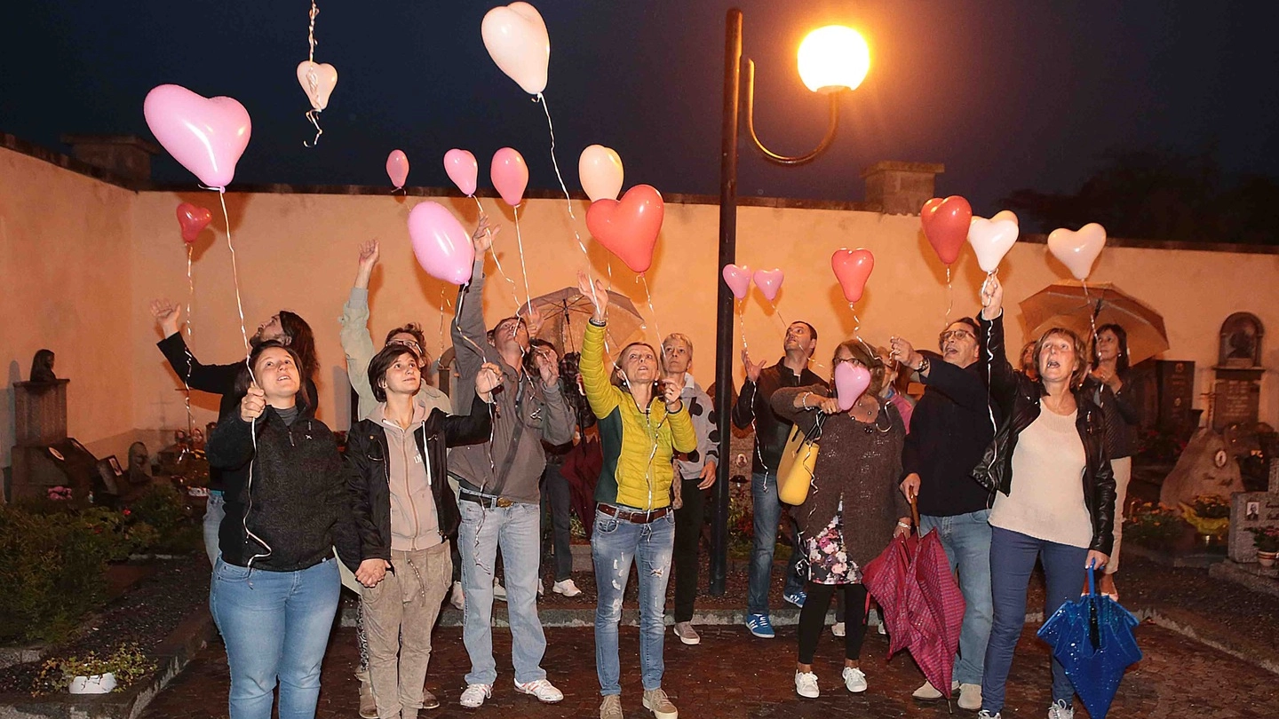 Lanterne e palloncini in cielo per ricordare Veronica Balsamo