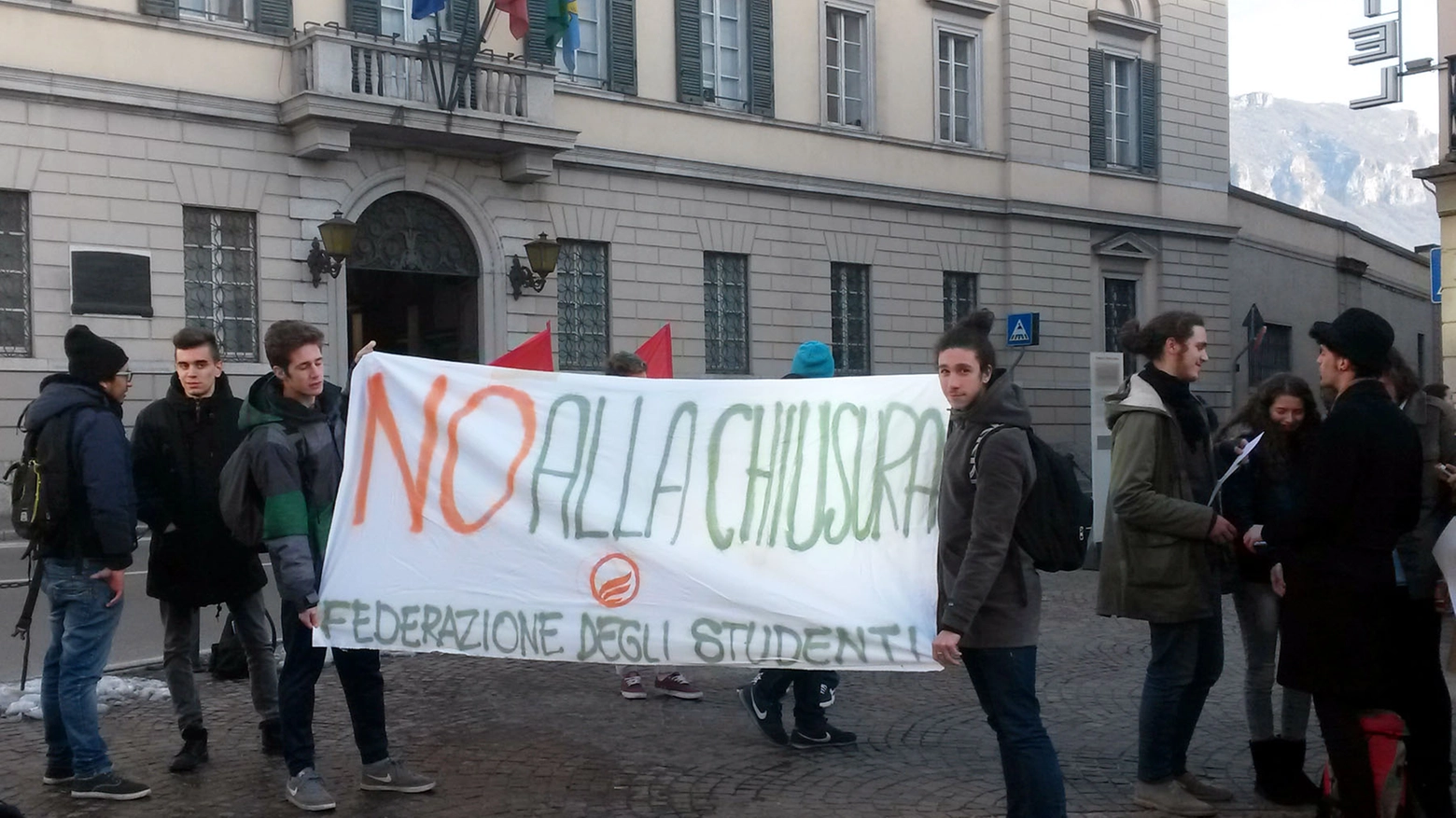 La protesta degli studenti davanti al municipio 