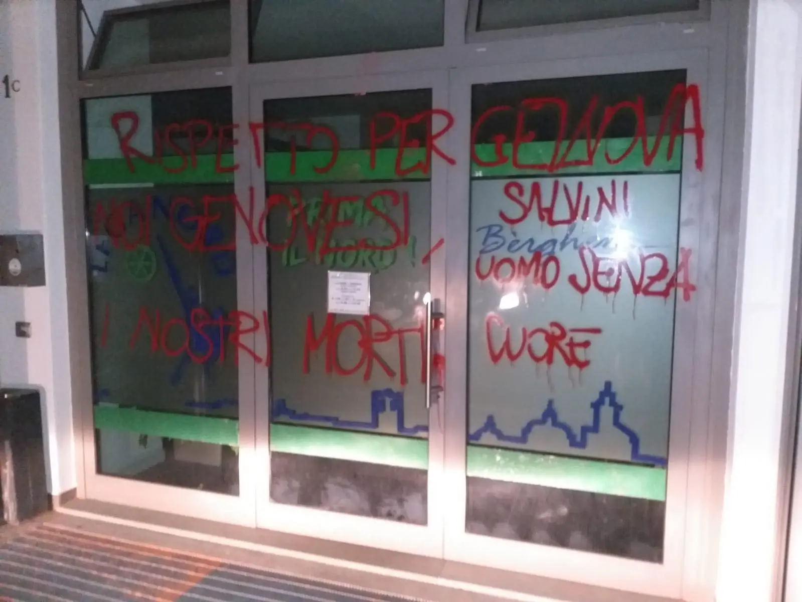 Bergamo, imbrattata sede della Lega. Salvini: "Andiamo avanti"