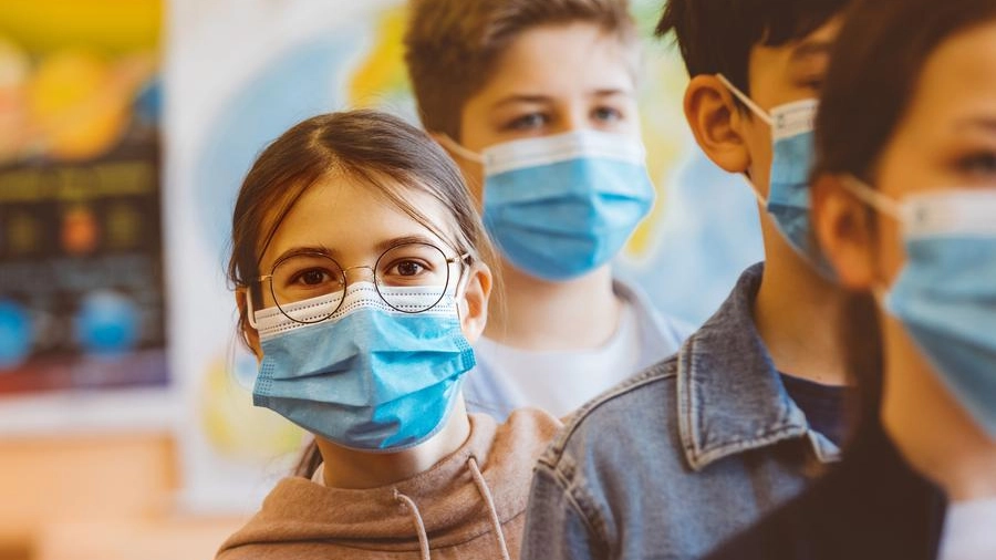 Covid, studenti a scuola con la mascherina chirurgica 