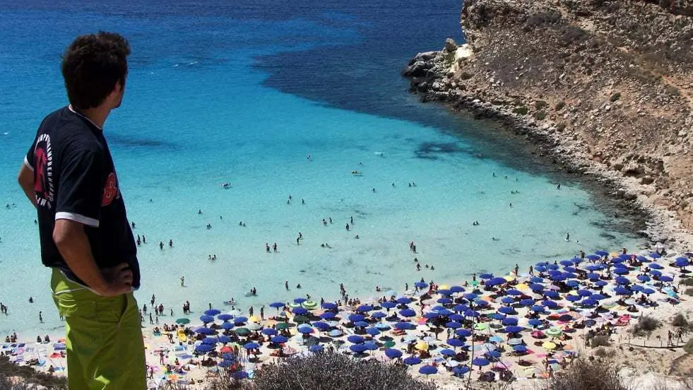 Una splendida vista della spiaggia dei Conigli, luogo simbolo di Lampedusa Una splendida vista della spiaggia dei Conigli, luogo simbolo di Lampedusa