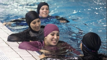 Party in piscina per donne musulmane, scoppia il caso a Limbiate. L’eurodeputata Tovaglieri: “Festa all’insegna della segregazione”