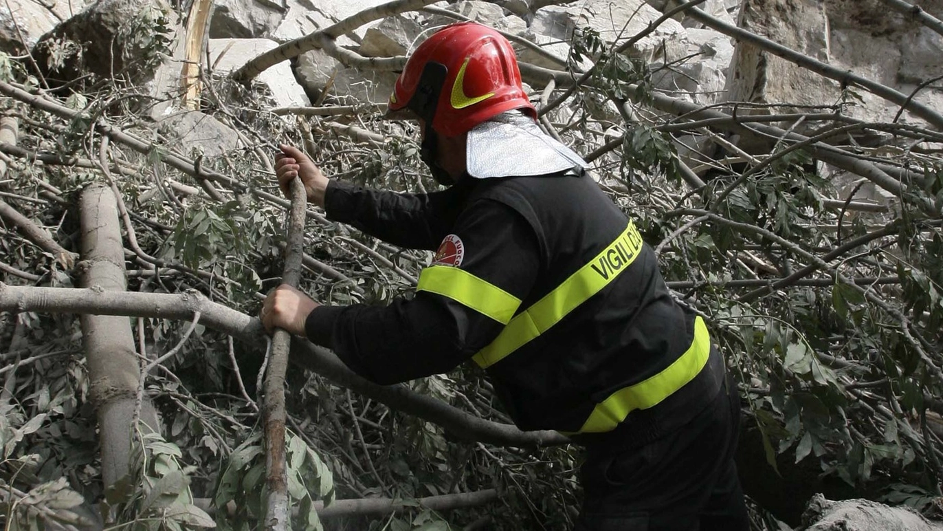 Un pompiere all’opera sul materiale sceso sabato all’altezza del Santuario di Gallivaggio
