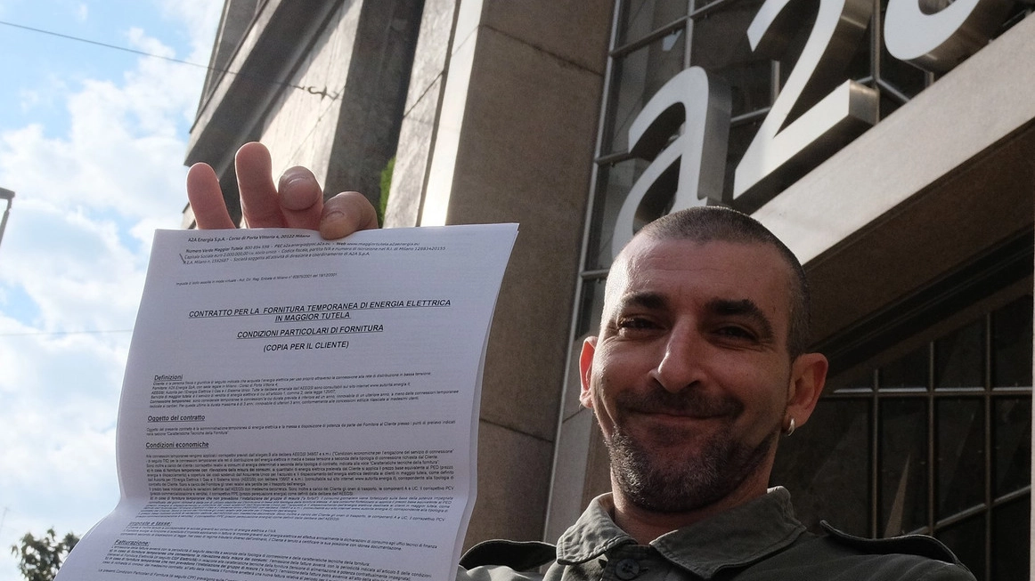 ORGOGLIOSO Wainer Molteni mostra il contratto all’uscita da A2a