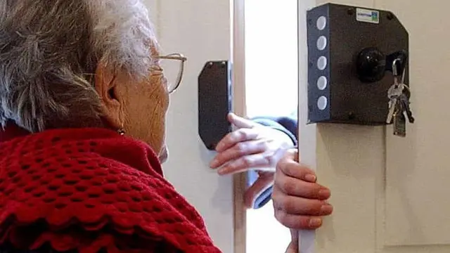 I due truffavano donne anziane I due truffavano donne anziane