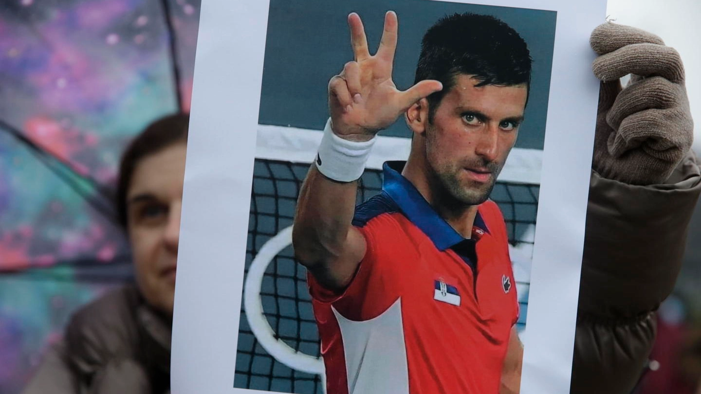 I supporter di Novak Djokovic a Belgrado (Ansa)