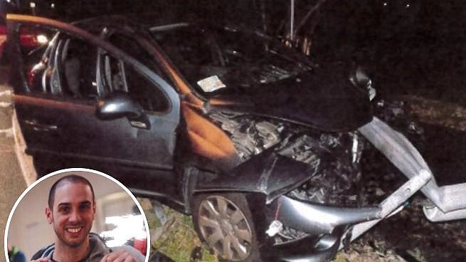 L’auto distrutta nell’incidente costato la vita a Stefano Iacobone (nel tondo)