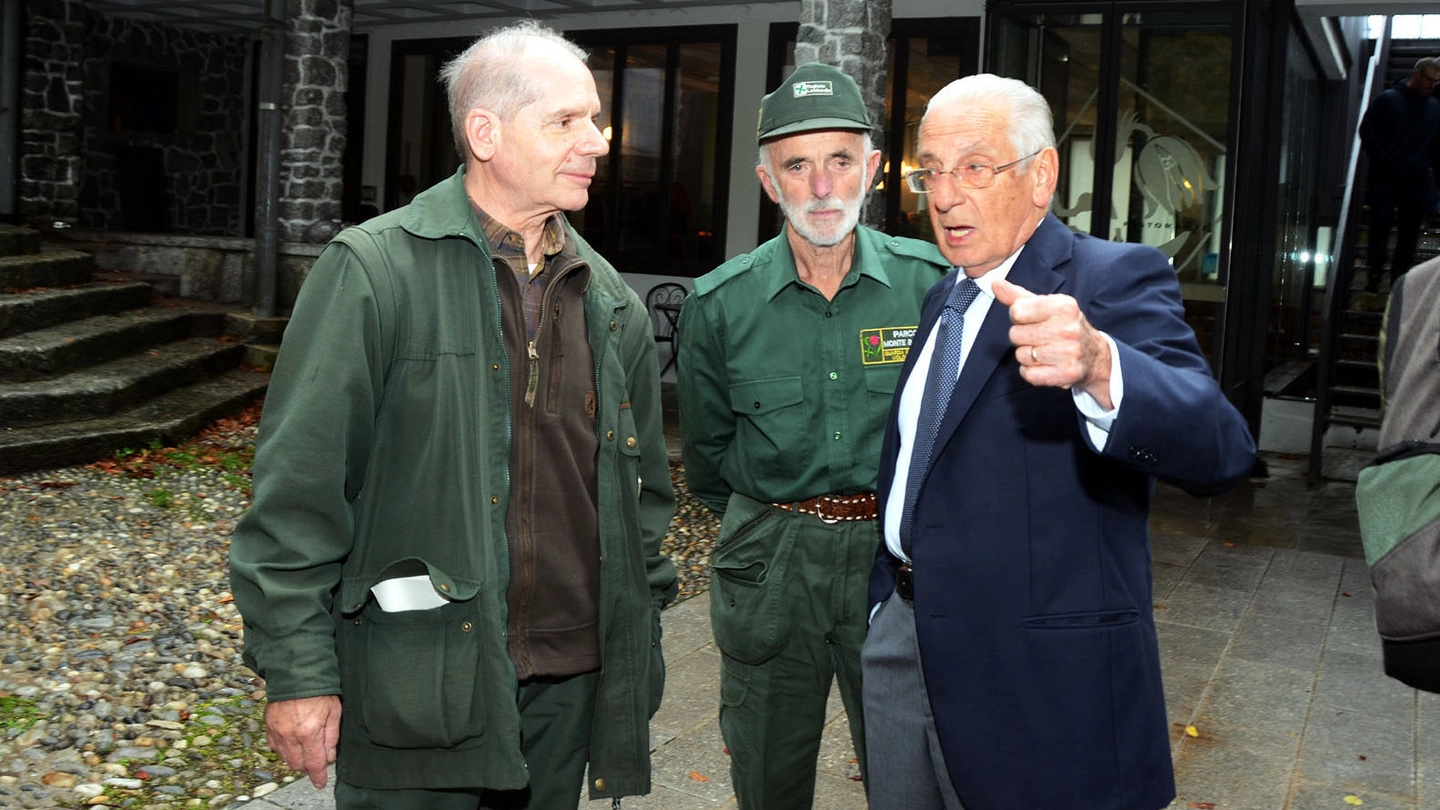 Federico Bonifacio, ex presidente del Parco, a destra, con alcune guardie dell’oasi verde