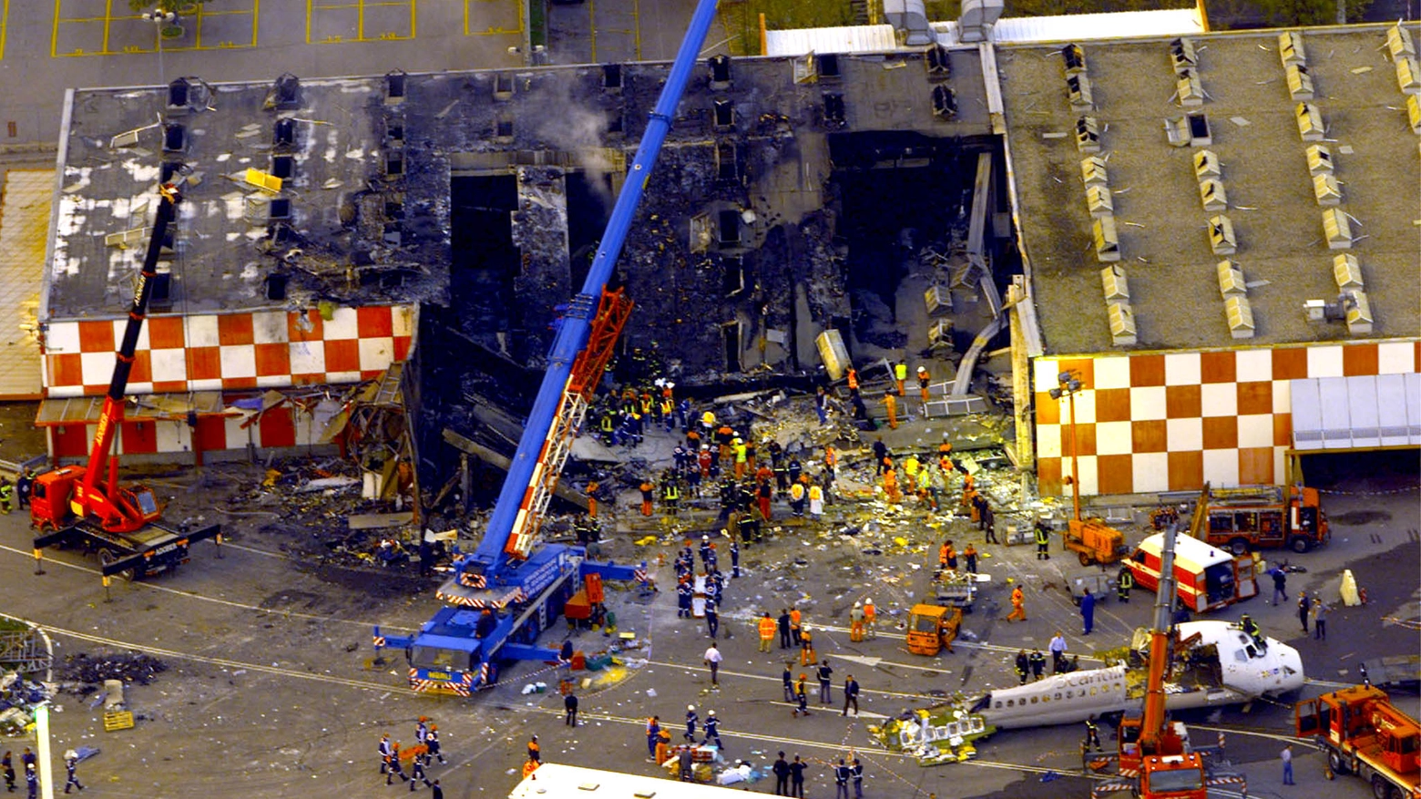 Il deposito bagagli sfondato l'8 ottobre 2001 dall'aereo della Sas