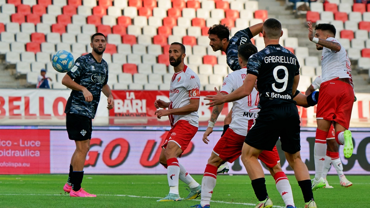 Bari-Como finisce 1-1. Lariani in dieci per tutto il secondo tempo
