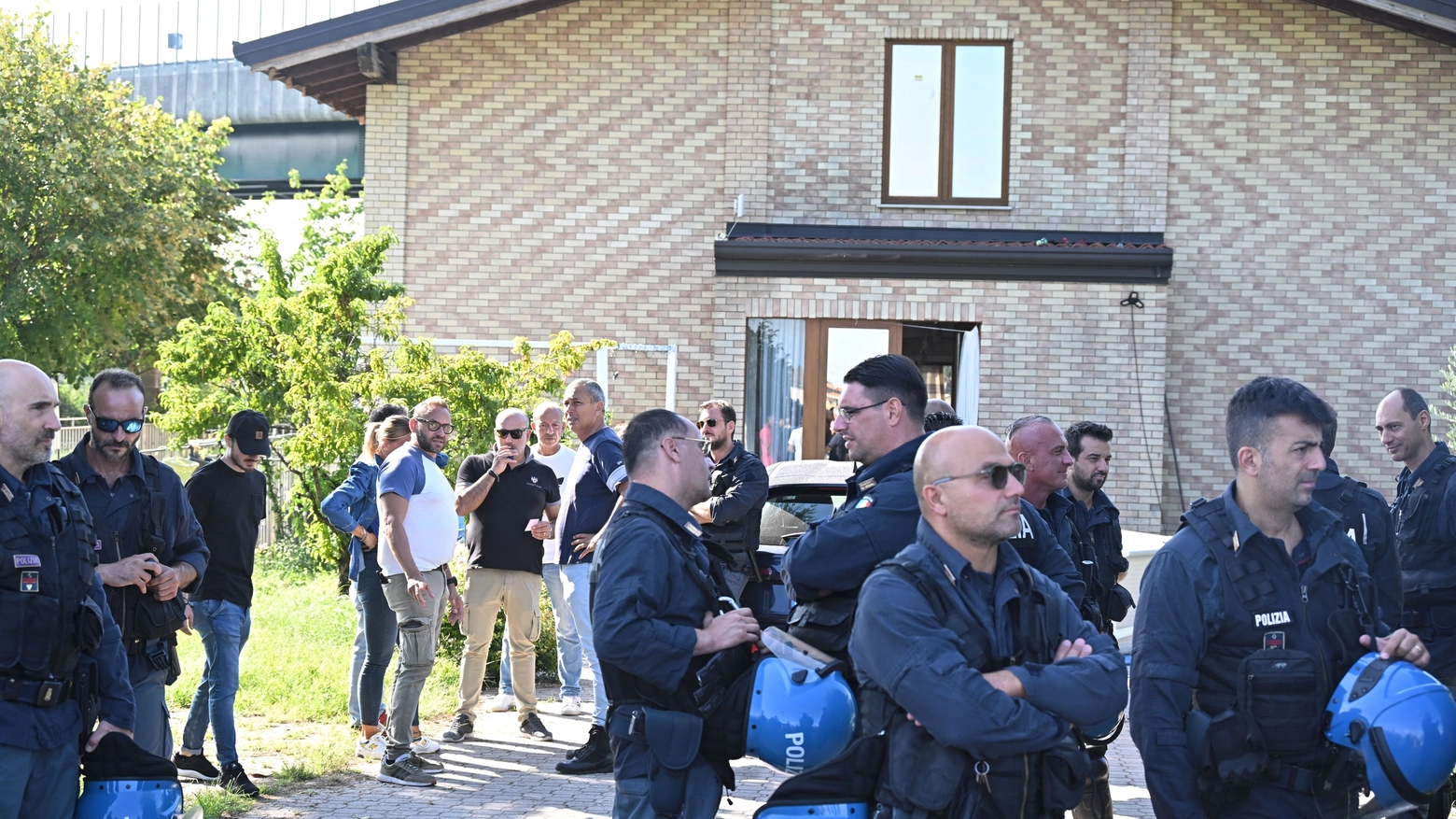 Marcallo, lo sgombero in via Cavour