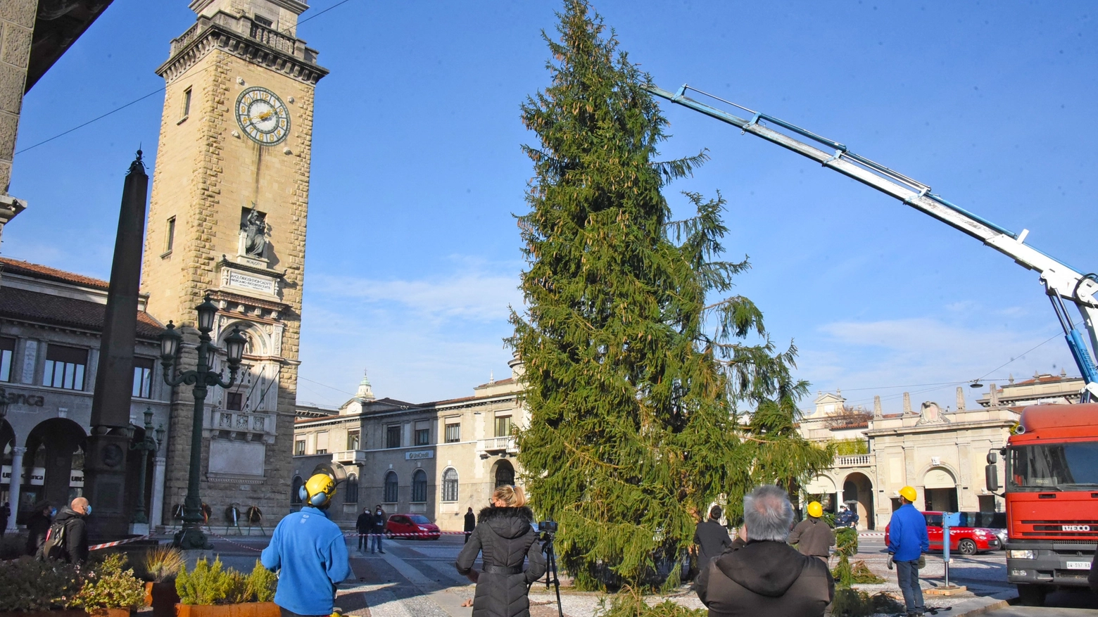 Da Gorno a Bergamo, l'albero di Natale è arrivato in piazza Vittorio Veneto