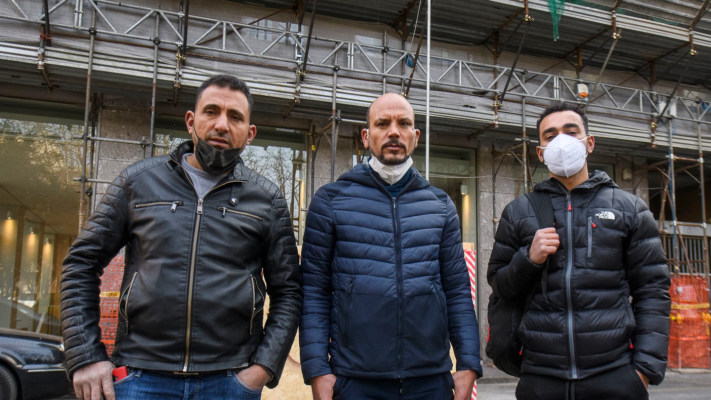 I tre operai egiziani in presidio davanti al cantiere