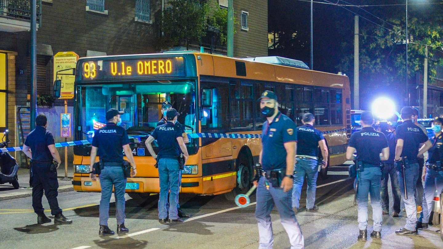 Polizia davanti all'autobus teatro dell'aggressione