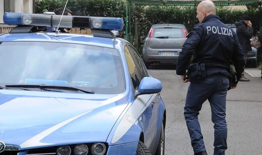 Milano, pregiudicato 65enne aveva in garage cocaina e dollari Usa: arrestato